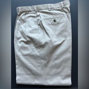 Brooks Brother’s lightweight Advantage Chino “Thompson” style.